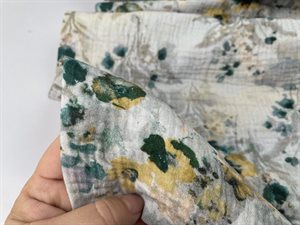Gauze - grålig bund med fine grønne blomster